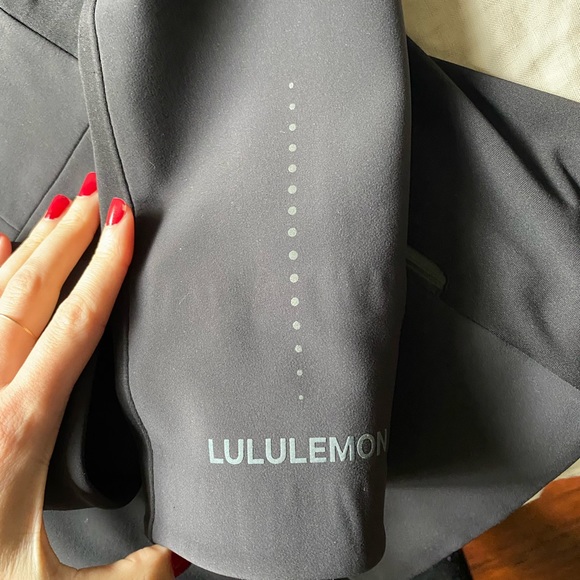 Like New LuLu Lemon jacket - Picture 9 of 10